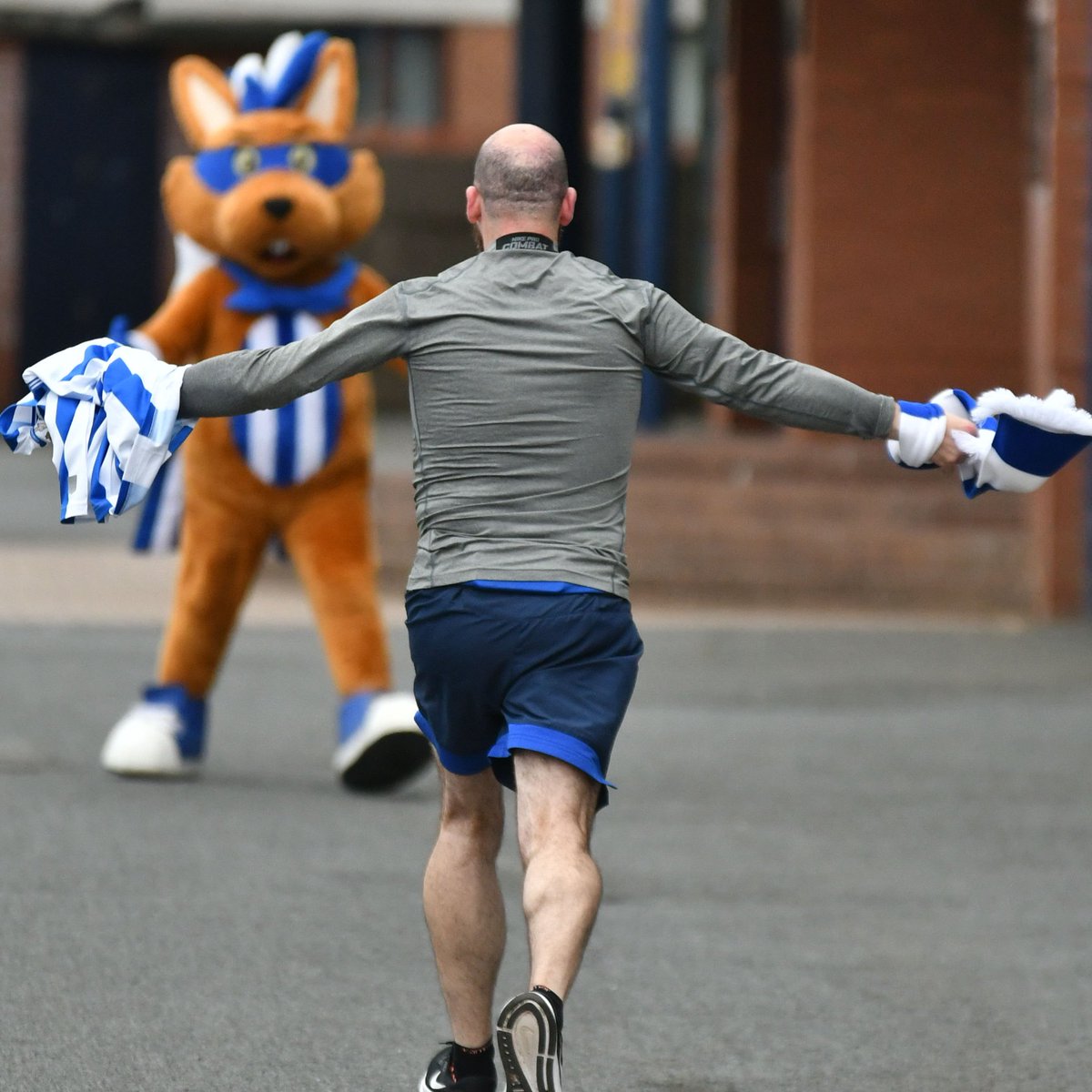 KilmarnockFC's tweet photo. Marathon conker-ed ✅
Well done to Killie fan Scott McCue who completed the ‘Ayrshire Derby Marathon’ yesterday, running 26 miles from Rugby Park to Somerset Park (and back again!) in under four hours. https://t.co/BP6YMpohT4