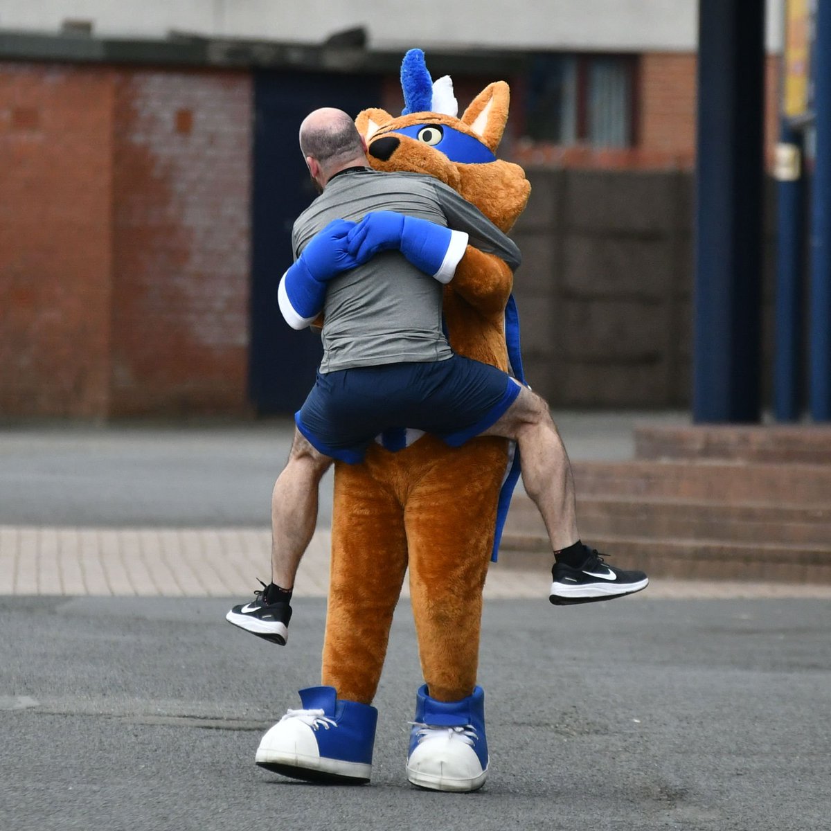 KilmarnockFC's tweet photo. Marathon conker-ed ✅
Well done to Killie fan Scott McCue who completed the ‘Ayrshire Derby Marathon’ yesterday, running 26 miles from Rugby Park to Somerset Park (and back again!) in under four hours. https://t.co/BP6YMpohT4