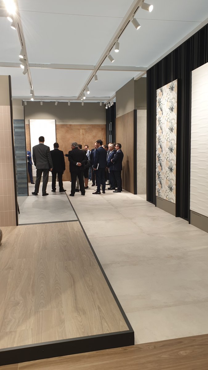 Grespania_Esp's tweet photo. The first day at #Cersaie2022 has started and the first visitors have great interest in the novelties of #Grespania and #Coverlam.
You will find us at ⤵️
📍𝐇𝐚𝐥𝐥 𝟑𝟔 𝐀𝟑𝟐-𝐁𝟑𝟑𝟕.
📅September 26-30. - Bologna (IT) https://t.co/Y6s4SdYpbn