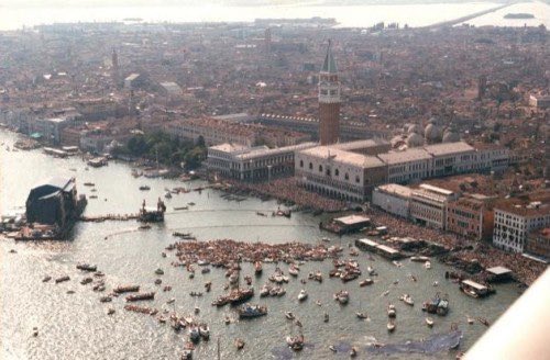 Just_pinkfloyd's tweet photo. Pink Floyd in Venice 

#PinkFloyd https://t.co/UVpTVjxDYs