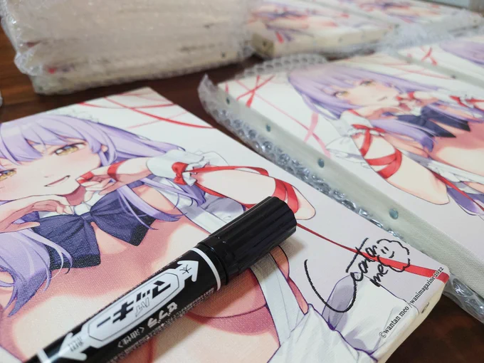 サイン書きしてました。キャンバスプリントすごく発色良いです!ご購入頂いた方、お楽しみに〜 