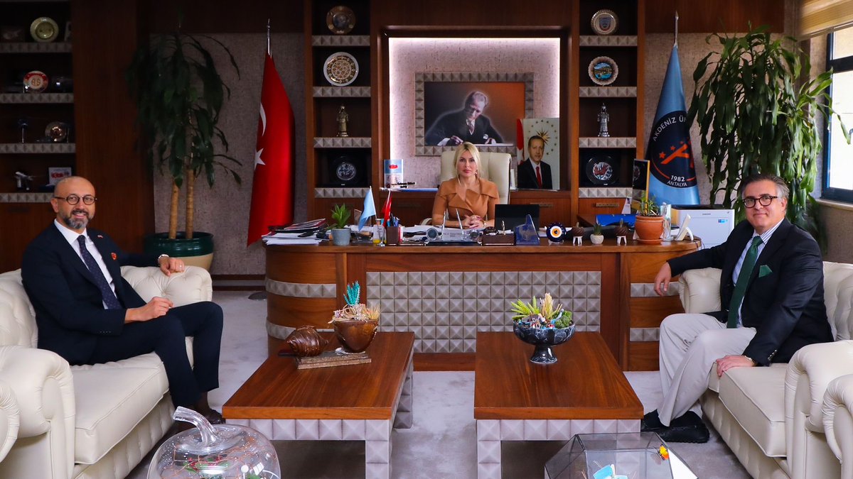 ozlenenozkn's tweet photo. Romanya’nın Ankara Büyükelçisi @TincaStefan, Romanya Başkonsolosu Erdal Bolat ve Antalya Romanya Fahri Konsolosu @SemihBeken üniversitemizi ziyaret etti. Uluslararası öğrencilerimizi ve işbirliklerini konuştuk. Nazik ziyaretleri için teşekkür ederim. https://t.co/fidWwyUrvK