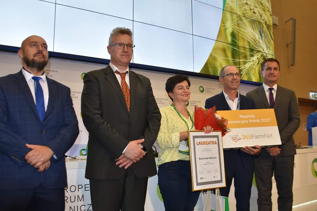 Odebraliśmy nagrodę jako najbardziej najbardziej innowacyjne przedsiębiorstwo na wsi (dr Barbara Baj Wójtowicz i  ECO-FARM SOSNÓWKA sp. o.o. - lider konsorcjum badawczo - wdrożeniowego 'Agroleśnictwo w Dolinie Zielawy') od #EuropejskieForumRolnictwa i Tygodnik Rolniczy.