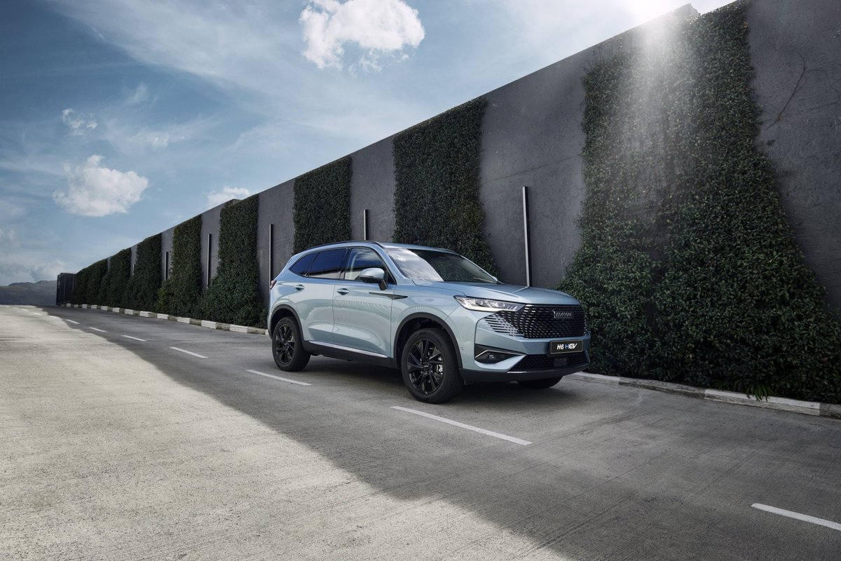 IamKumbi's tweet image. There we go! The H6 HEV, fuel consumption takes a massive dip and now is claimed at 5.2L/100kms, the battery also means a bump in power. Now 179kW/530nm of torque. Interior still remains luxurious H6 since this is Ultra Lux 

#HavalSouthAfrica #ASmarterWayToDrive #HAVALH6HEV