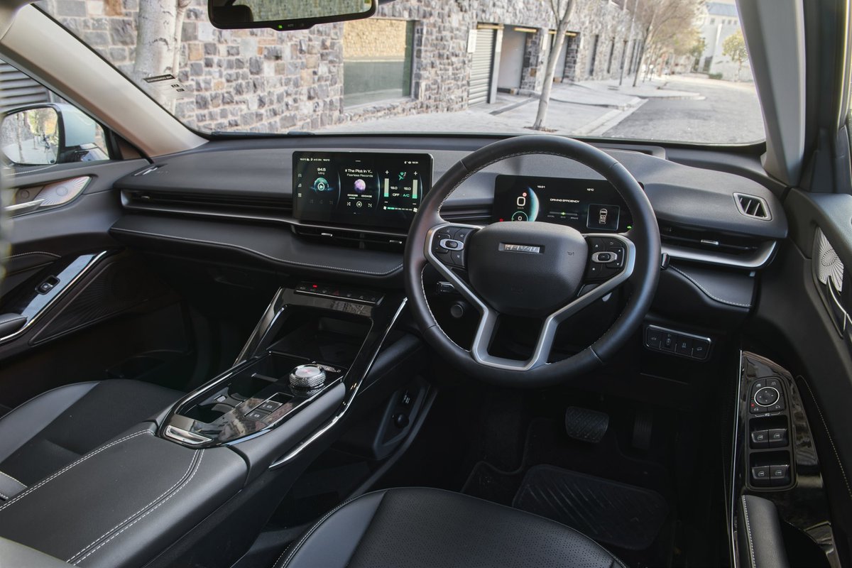 IamKumbi's tweet image. There we go! The H6 HEV, fuel consumption takes a massive dip and now is claimed at 5.2L/100kms, the battery also means a bump in power. Now 179kW/530nm of torque. Interior still remains luxurious H6 since this is Ultra Lux 

#HavalSouthAfrica #ASmarterWayToDrive #HAVALH6HEV