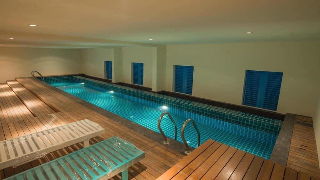 lokalisstay's tweet photo. Menarik hotel ni. Bilik besar. Kolam mandi dia indoor. Korang dah tak payah susah-susah nak pakai sunblock. Time tengah hari pun boleh mandi pool. Berdekatan hotel ni ada kedai kopi https://t.co/tO4Oa417j0. Boleh pergi mengopi situ. https://t.co/Fn7SHez78l