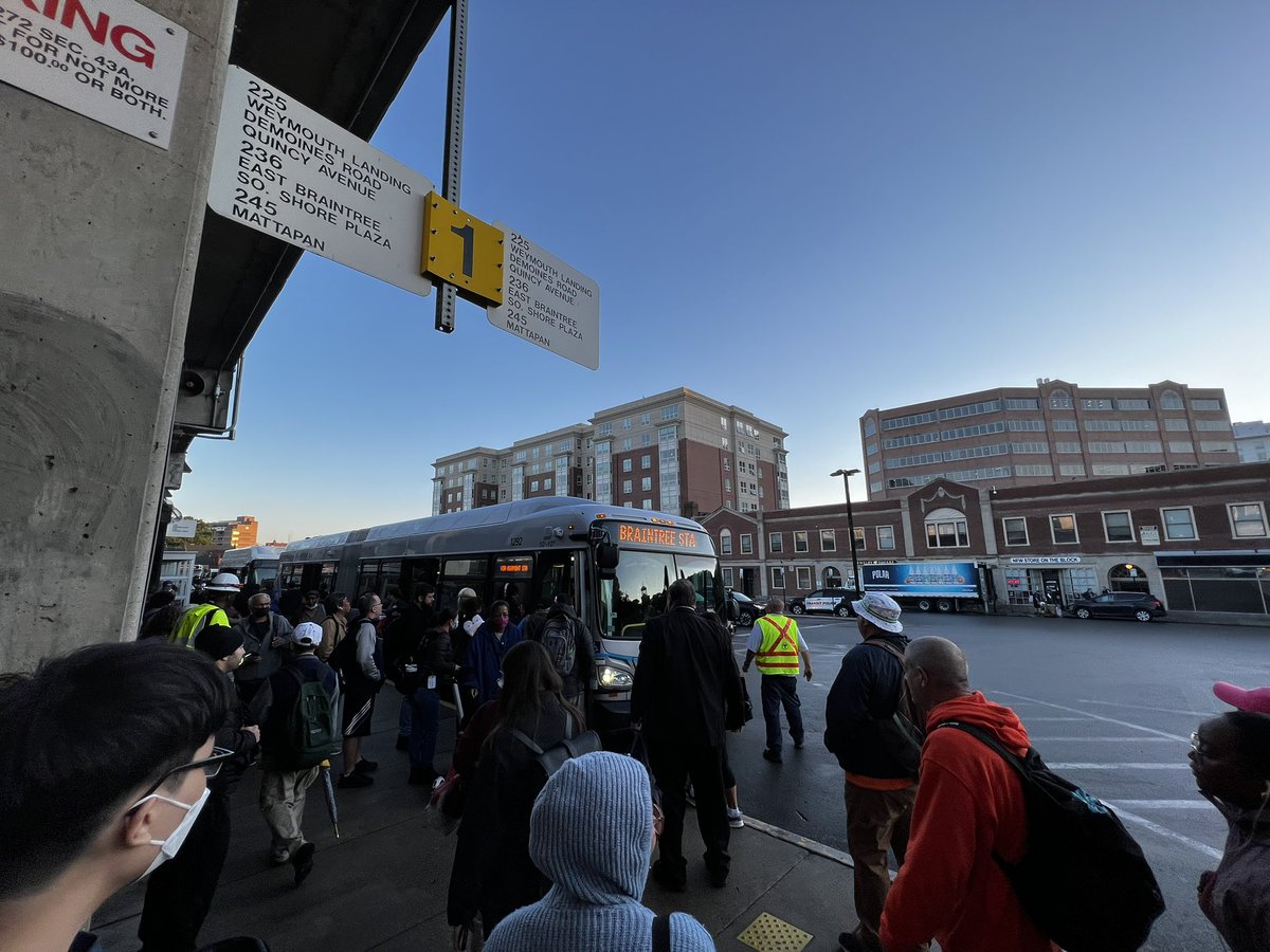 Shuttle buses replacing service between JFK/UMass and Quincy Center due to police activity near Wollaston. <a href="/WCVB/">WCVB-TV Boston</a> <a href="/MBTA/">MBTA</a> #mbta #quincycenter