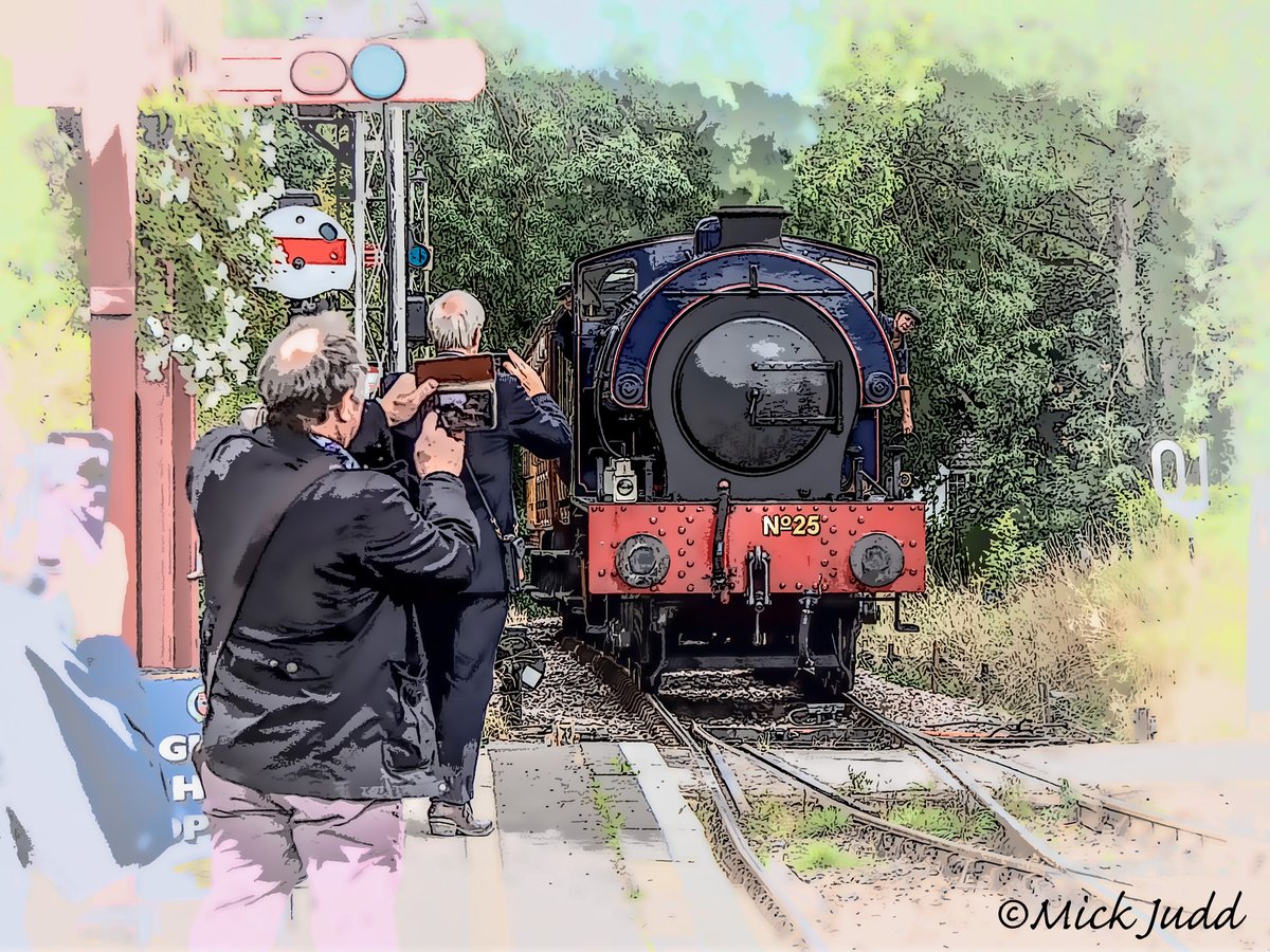 juddbloke's tweet photo. It was lovely to get the chance to capture a couple of illustrative views of #Tenterden on Saturday. I'm very much hoping to be there next Saturday for the #Folk #Festival 
@tenterdenfolk @visitashtent @MyTenterden @TenterdenTC #art #illustration #train #steam https://t.co/pZG5vD8LEk