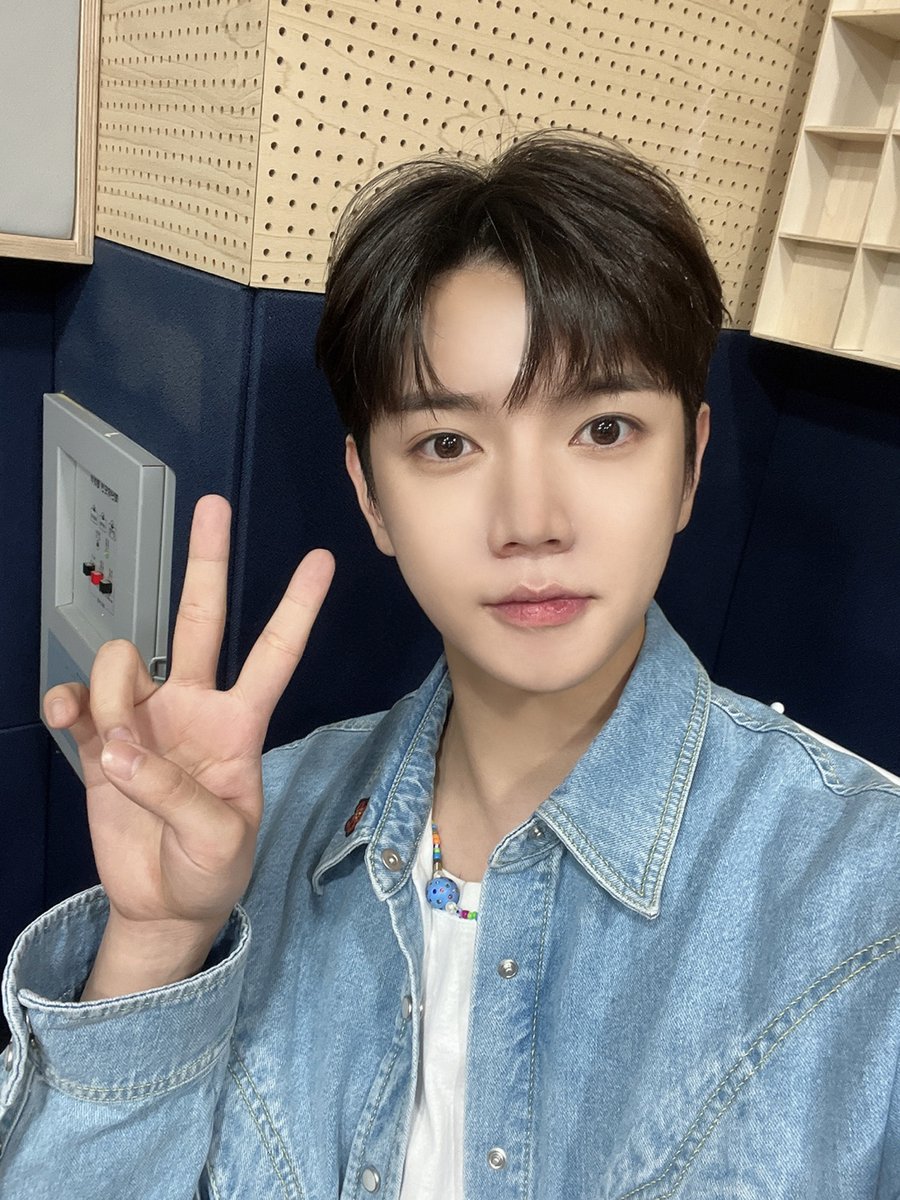 REN_BPM's tweet photo. [#렌] ⏰

지금 바로 seezn <뮤시즌 2>에 렌이 출연합니다📻
렌타냥과 삼총사 토크 함께 나누며 월요일 피로 날려 보내요💨

#REN #최민기 #CHOIMINGI #뮤시즌 https://t.co/psnArKIEaV