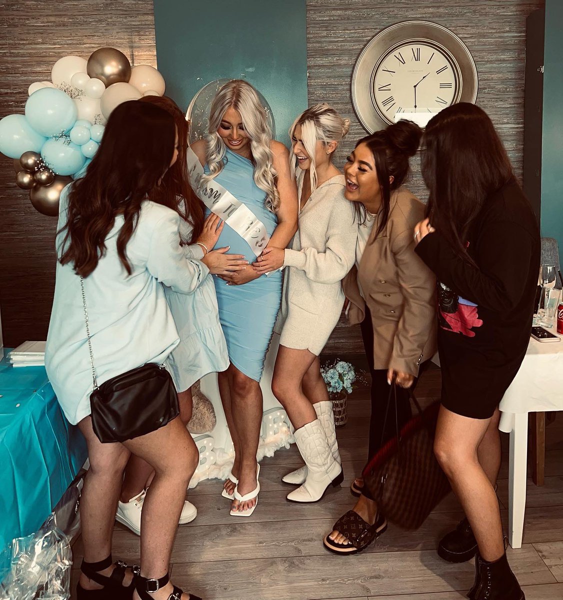 ellimcgrathx's tweet photo. Our girls having a baby🥹👶🏽 https://t.co/jmzYzoDTqZ