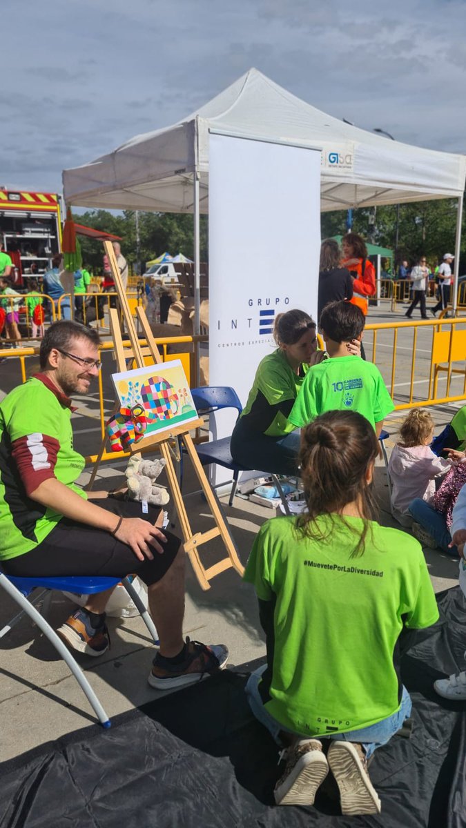 Integracee's tweet photo. Ayer participamos en la 10ª Carrera por la #Discapacidad de @Dedines_Asoc en el #RecintoFerial de #Getafe 🏃‍♀️🏃‍♂️

Además, en la carpa de @Integracee contamos un cuentacuentos por la #diversidad para los más pequeños/as 🐘

#MuevetePorLaDiversidad https://t.co/cAj1owG4wj