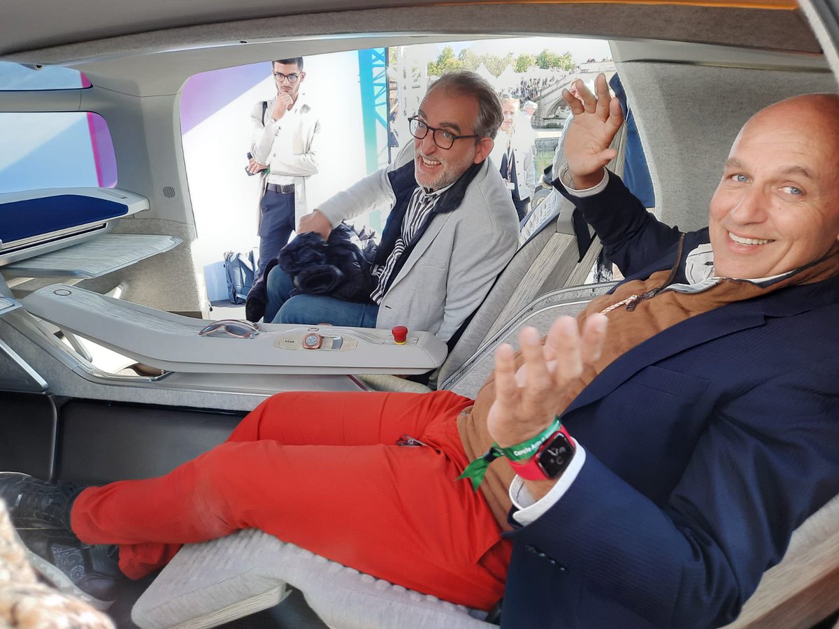 Un salon roulant et autonome : sans les mains, ni les pieds ce véhicule autonome nous conduit tout droit vers le futur proche (2030). Le Gen.Travelling de VW #mobilité #Volkswagen <a href="/LesliePeltier1/">Leslie Peltier</a> <a href="/vw_france/">Volkswagen France</a> <a href="/CdeChantilly/">Château de Chantilly</a>