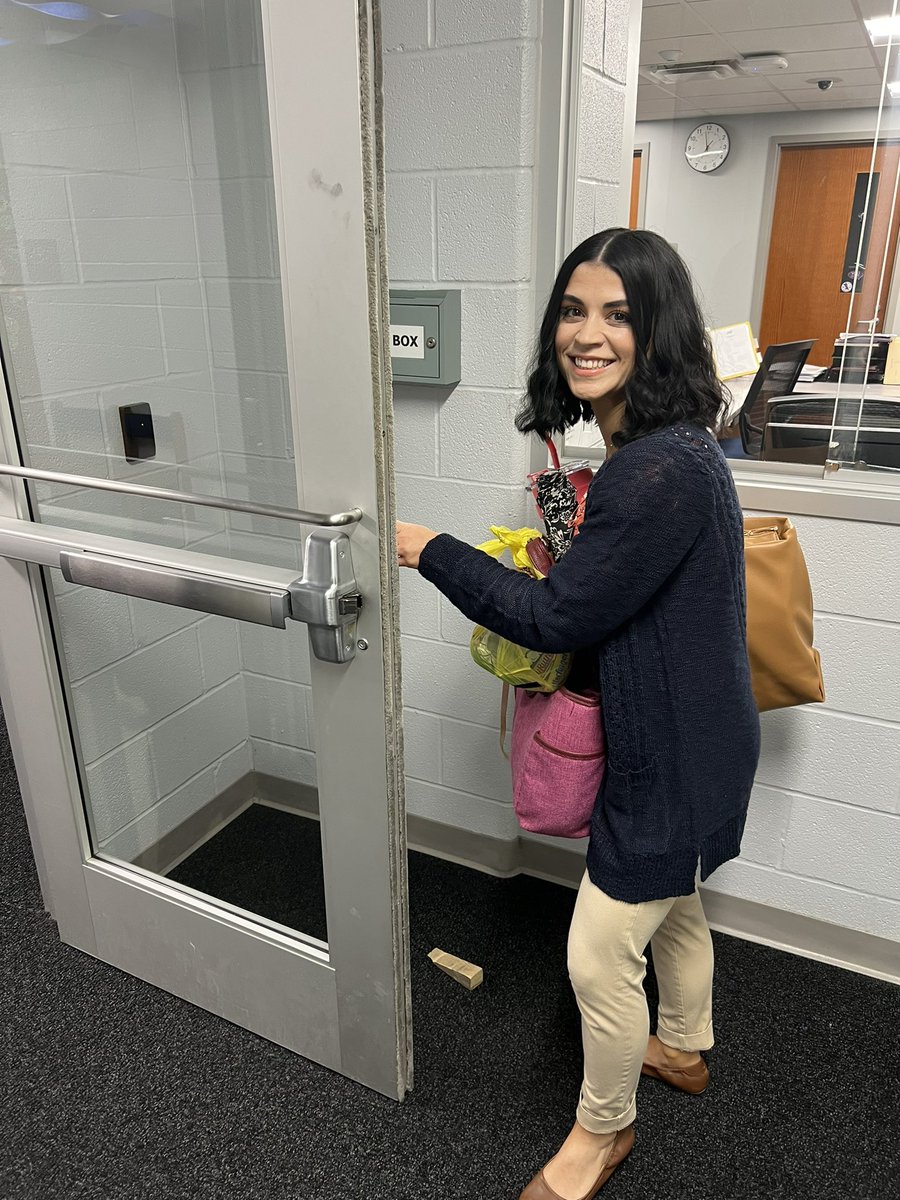MrMcCoy_1's tweet photo. Ms. Sargiovanni spreading kindness and offering to open the door for me! She even waited several moments for me to get to the door! Intentional Kindness from @Ms_Sargiovanni #selfLESSselfies https://t.co/n3jHxHpebj