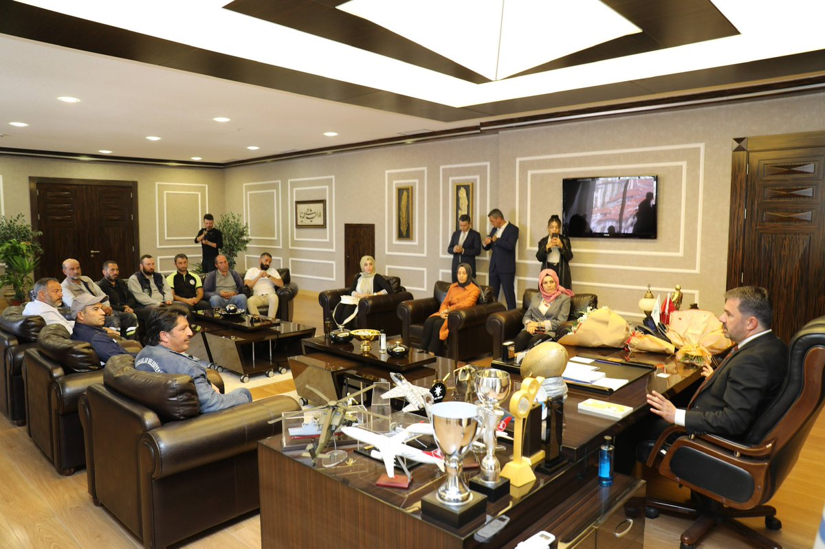 📌Hükümetimizin maaşlara yaptığı iyileştirmeye bir ek zam da biz yaptık. Memnuniyetlerini ifade etmek için çiçekle ziyaretime gelen işçi personellerimize teşekkür ediyorum. 

Aldığımız maaşı son kuruşuna kadar hak etmek için çalışacağız. 

#Pursaklar