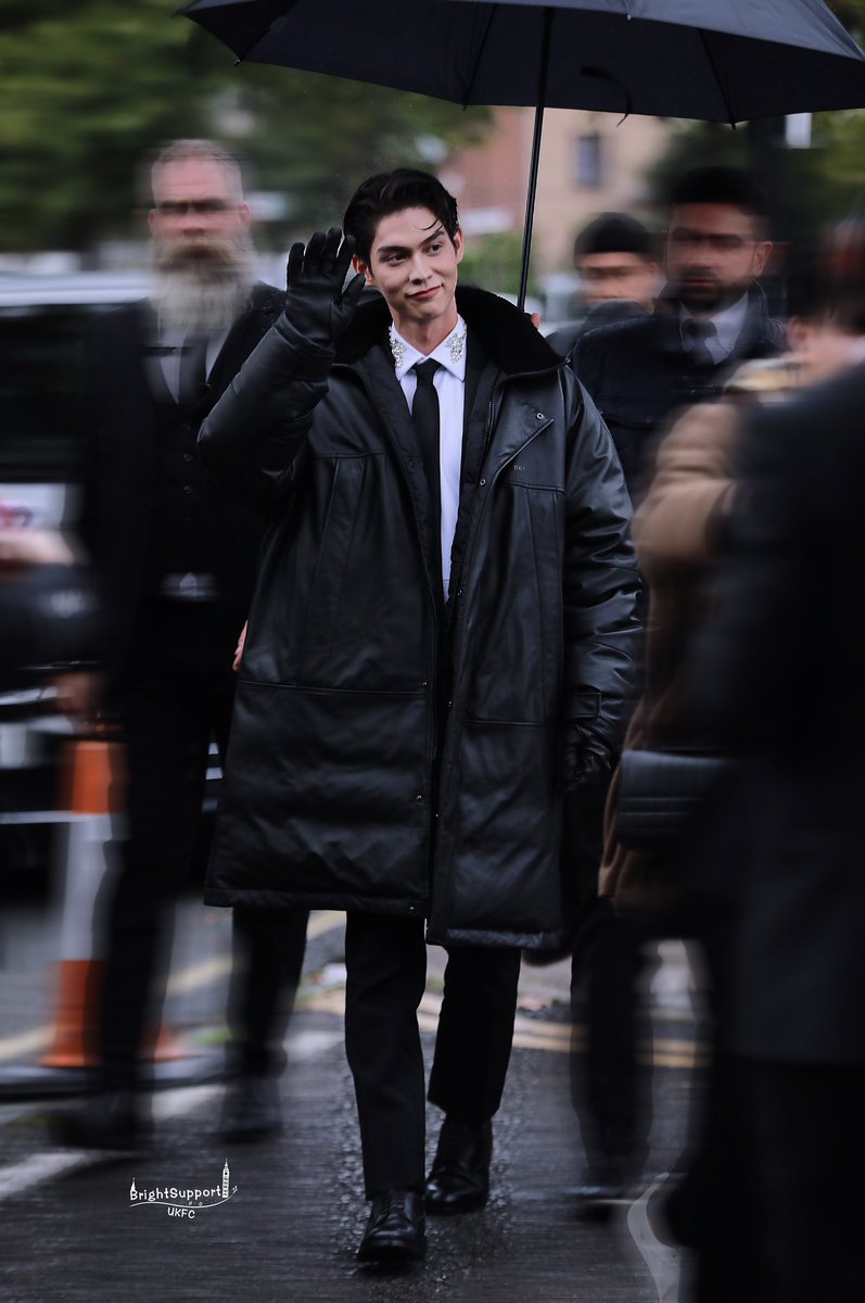 brightpics_'s tweet photo. the world is HIS runway.😭

#BurberrySS23 #BurberrySS23xBright https://t.co/SQ5KWollev