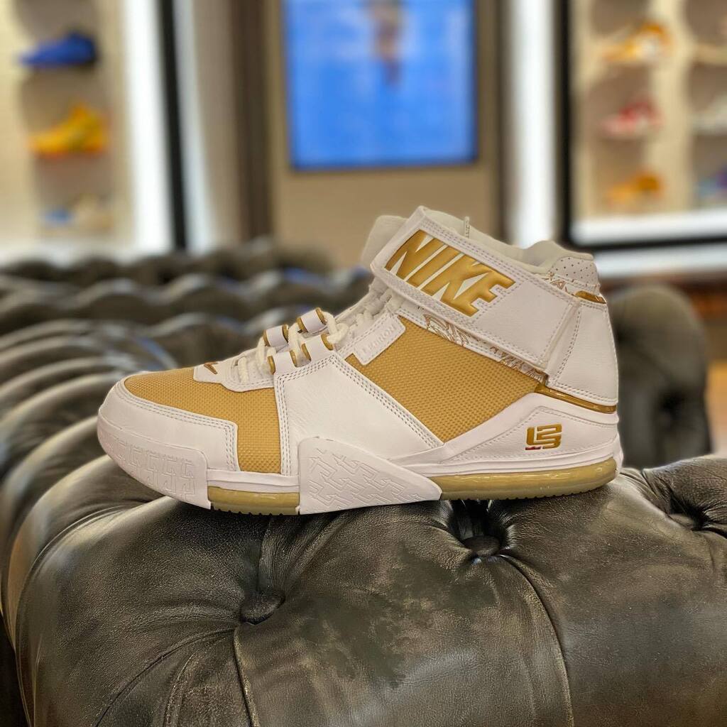 kickspotting's tweet photo. White and gold. Lebron 2 ‘Maccabi’ is out now. @titan_22 

#nike #nikebasketball #lebron2 #lebron2maccabi #kickspotting https://t.co/ZxpU61O9dO https://t.co/41f2FpIPLp