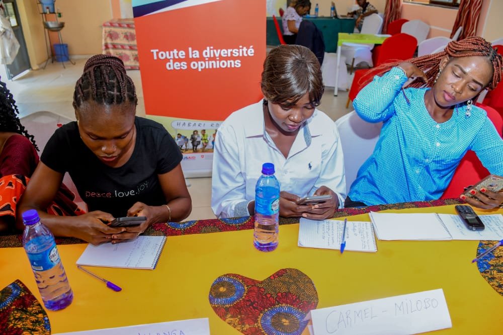 habariRDC's tweet photo. Exercice de création des comptes Twitter et partage des informations par les participantes avec Habari #Kisangani et #FNUD. https://t.co/5TJPhluH6J