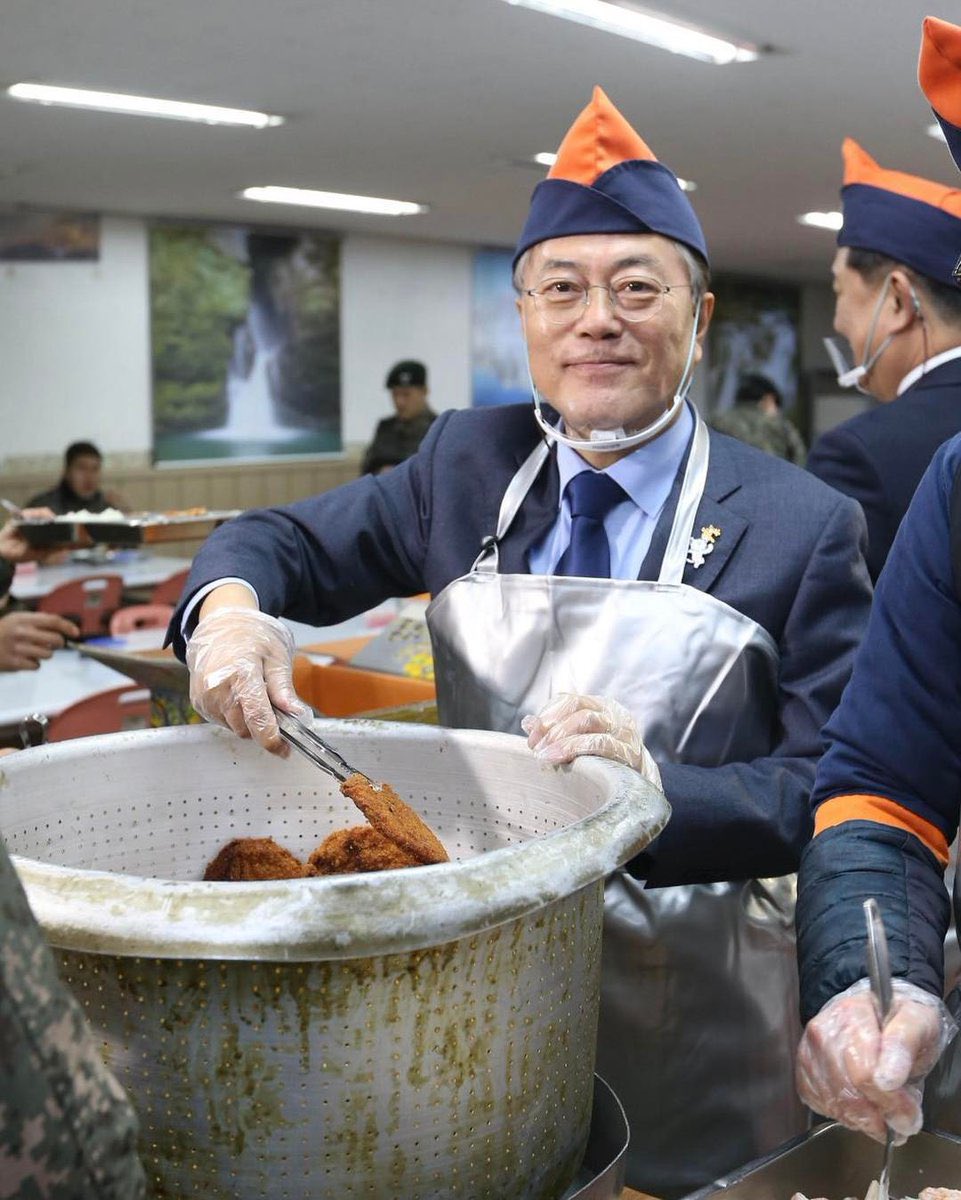 학생. 한사람당 돈까스는 한개에요