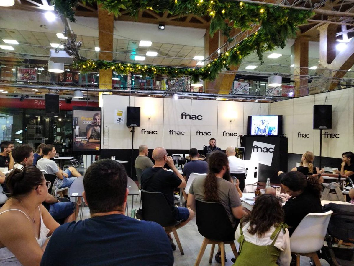 SmialMithlond's tweet photo. Este fin de semana ha sido intenso en Mithlond: la #TolkienWeekend organizada junto a @Fnac_ESP y la tienda Cinema Paradiso el viernes y sábado estuvo cargada de actividades que han sido un éxito rotundo, y el domingo nuestro club de lectura quincenal de El Hobbit. 💪🏻💪🏻
#SmialSTE https://t.co/FNYj2z4pC3