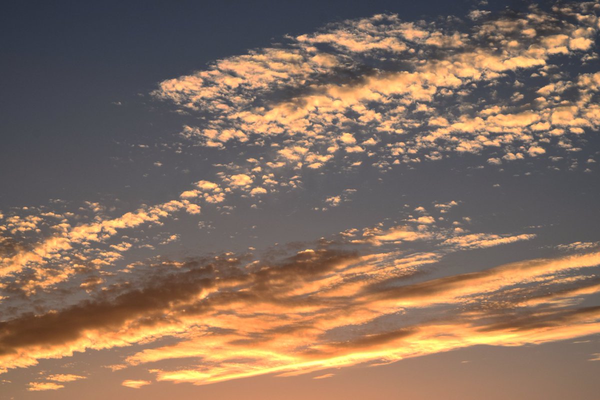sinsuisui's tweet image. 夕焼けの空

 #フリー素材 
 #一眼レフ 
 #写真好きな人と繋がりたい