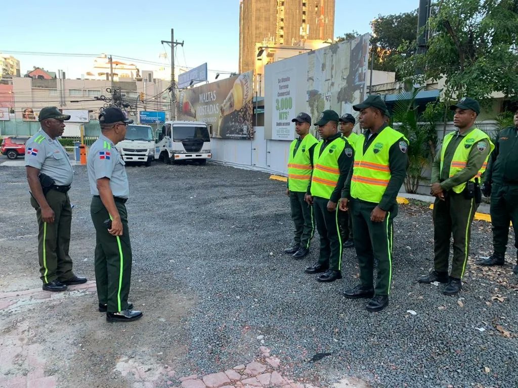 Nuestros agentes siendo orientados y listos para colaborar por una ciudad más ordenada y segura. #ParquéateBien #DIGESETT @Intrantrd @alcaldiadn @malparqueao_rd