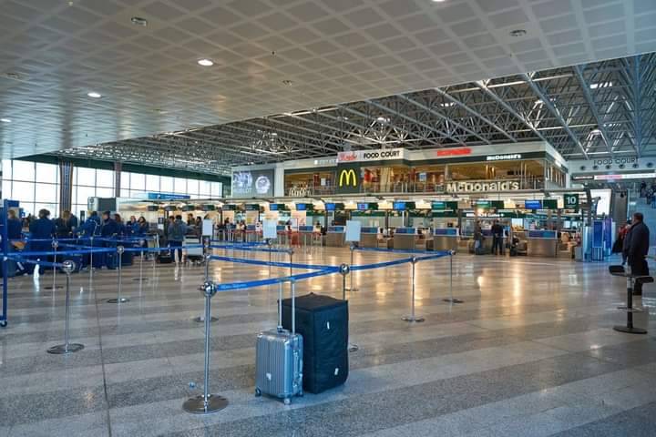 Loredana Bertè 
Chiara Ferragni 
Paola Turci 
Rula Jebreal
Belen Rodriguez 
Elodie etc etc 
sono attese al gate 5 per l'espatrio