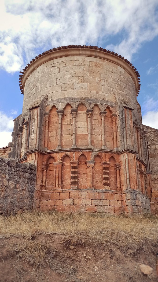 Jose_D_Navarro's tweet image. #FelizLunes de #romanico con el #abside de la iglesia de San Pedro. Castrillo Solarana, #Burgos 
Siglo XIII con recrecido posterior. 
#arquitectura #arte #patrimonio #cultura #turismo