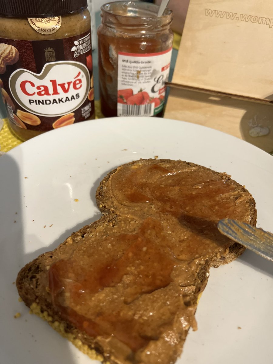 Vanmorgen 2 boterhammen met Kaas. 1 met jong belegen kaas  en 1 met Pindakaas 
Allebei met jam omdat ik dat lekker vind 😊