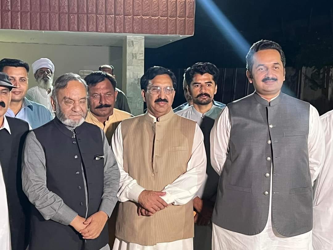 AdilBukshPK's tweet photo. معاون خصوصی وزیراعظم عطااللہ تارڑ صاحب کی نائب صدر پنجاب چوہدری مستنصر علی گوندل کی رہائش گاہ آمد
ممبران صوبائی اسمبلی چوہدری عادل بخش چٹھہ بلال فاروق تارڑ سے ملاقات
سوشل میڈیا ٹیم کے متحرک رکن رانا ناصر صاحب کی بھتیجی کی وفات پر اظہار تعزیت کی
#SMT #PP51 https://t.co/Uox6O7pJVX