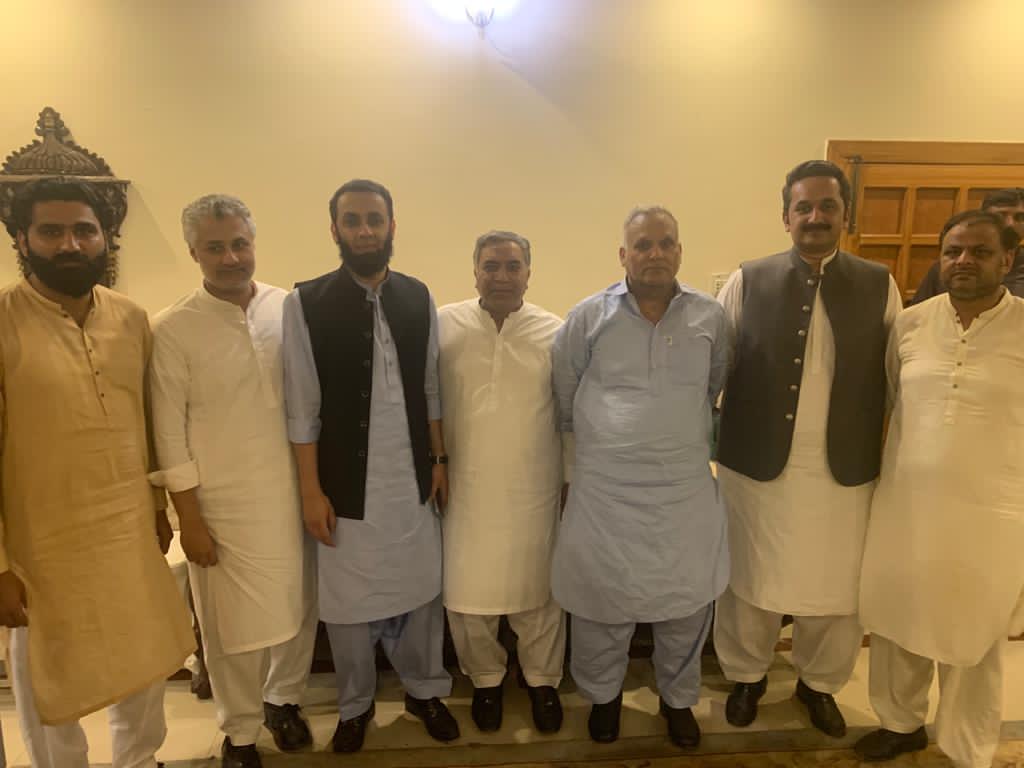 AdilBukshPK's tweet photo. معاون خصوصی وزیراعظم عطااللہ تارڑ صاحب کی نائب صدر پنجاب چوہدری مستنصر علی گوندل کی رہائش گاہ آمد
ممبران صوبائی اسمبلی چوہدری عادل بخش چٹھہ بلال فاروق تارڑ سے ملاقات
سوشل میڈیا ٹیم کے متحرک رکن رانا ناصر صاحب کی بھتیجی کی وفات پر اظہار تعزیت کی
#SMT #PP51 https://t.co/Uox6O7pJVX