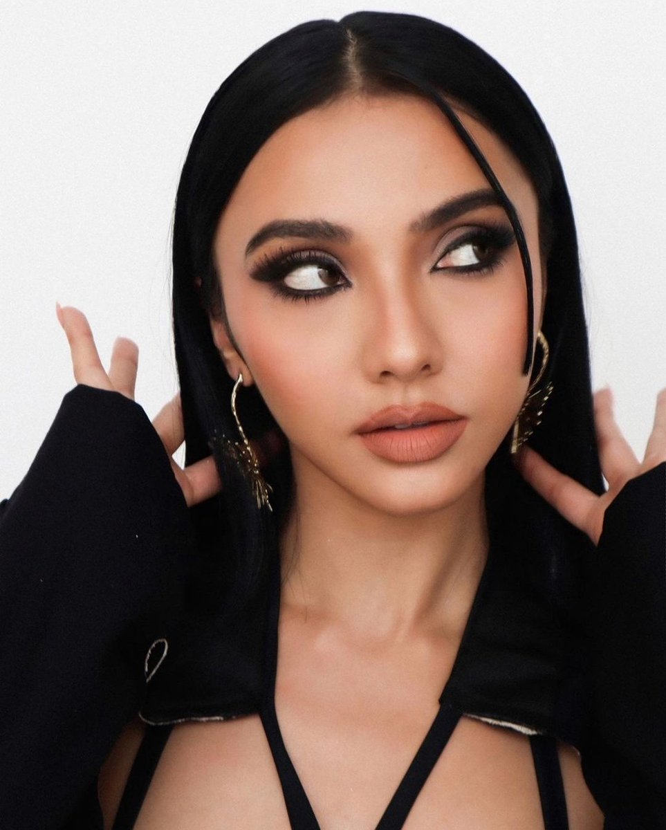 it's not the diamonds, it's not the pearls... she's that girl 🖤

📸 IG | so.raffy