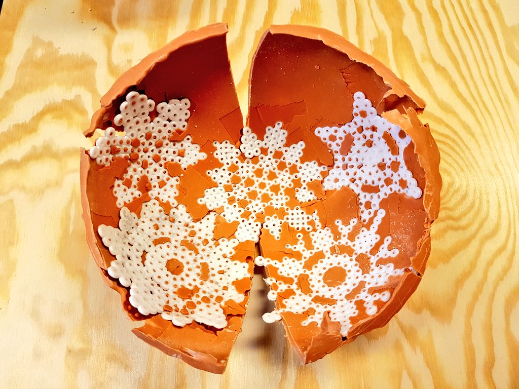 AsaMariaHedberg's tweet photo. Mycket pÄ hjÀrtat idag.
Dagen började med att det mitt i svÀngen av frÄn Vallaleden knackade hÄrt pÄ biltaket dÀr jag satt som chaufför.
What liksom??
Knacket triggade ett gÀng tankar och idéer...
#konstnÀrsvardag #Jamtli_julmarknad #snöflingeljuslyktor #brons #smide https://t.co/l9IXl2GeZD