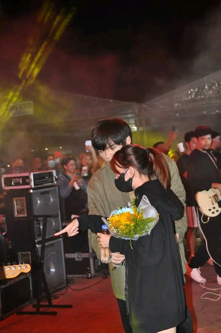 aryhiane's tweet photo. cutieee flowers and bby chnggo❤️❤️ https://t.co/19feyLMbqN