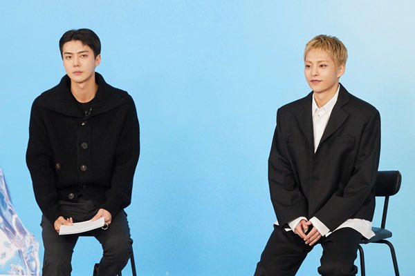 EXOSehunTurkey's tweet photo. 220926 | 'Brand New' basın toplantısından:

Xiumin tüm EXO üyelerinin solo albümüne destek verdiğini söyledi ve 'Sehun'un bana o zaman ne dediğini hatırlıyorum. MV çekim setine geldi ve koreografiyi izlediğinde havalı olduğunu söyleyerek (+) https://t.co/aEz0cdTa67