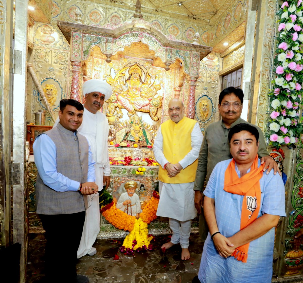 AmitShah's tweet photo. नवरात्रि के पवित्र अवसर पर साणंद में पौराणिक मेलडी माताजी मंदिर में माँ के दर्शन कर पूजा अर्चना की। 
जय माता दी!

નવરાત્રિના પાવન અવસરે સાણંદ-વિરોચનનગરના પૌરાણિક મેલડી માતાજીના મંદિરે માતાજીની પૂજા અર્ચના કરી.
મેલડી માતાજી સૌને સુખ, સમૃદ્ધિ અને આરોગ્યના શુભાષિશ આપે.
જય માતા જી! https://t.co/ECmeJGyWqy