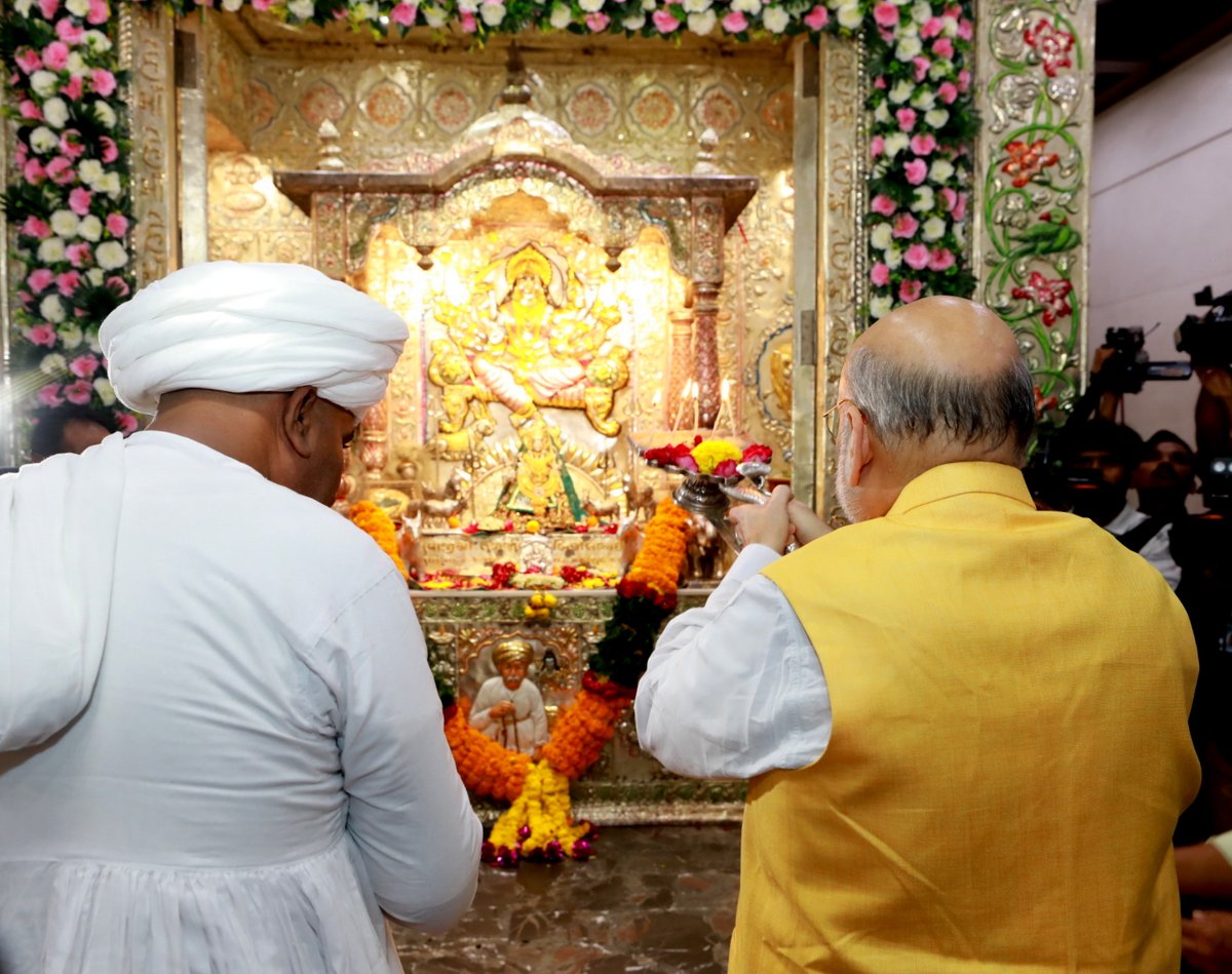 AmitShah's tweet photo. नवरात्रि के पवित्र अवसर पर साणंद में पौराणिक मेलडी माताजी मंदिर में माँ के दर्शन कर पूजा अर्चना की। 
जय माता दी!

નવરાત્રિના પાવન અવસરે સાણંદ-વિરોચનનગરના પૌરાણિક મેલડી માતાજીના મંદિરે માતાજીની પૂજા અર્ચના કરી.
મેલડી માતાજી સૌને સુખ, સમૃદ્ધિ અને આરોગ્યના શુભાષિશ આપે.
જય માતા જી! https://t.co/ECmeJGyWqy