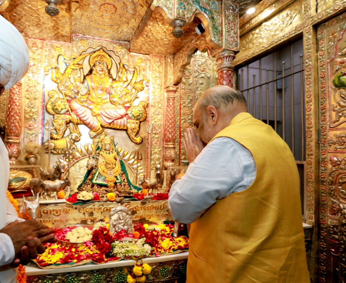 AmitShah's tweet photo. नवरात्रि के पवित्र अवसर पर साणंद में पौराणिक मेलडी माताजी मंदिर में माँ के दर्शन कर पूजा अर्चना की। 
जय माता दी!

નવરાત્રિના પાવન અવસરે સાણંદ-વિરોચનનગરના પૌરાણિક મેલડી માતાજીના મંદિરે માતાજીની પૂજા અર્ચના કરી.
મેલડી માતાજી સૌને સુખ, સમૃદ્ધિ અને આરોગ્યના શુભાષિશ આપે.
જય માતા જી! https://t.co/ECmeJGyWqy