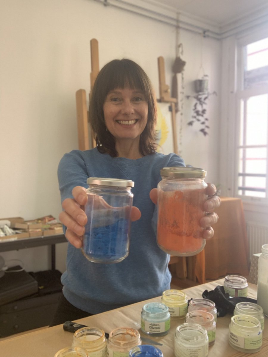 Loving my pigments:) and btw you know that mind and body have different chakra colours?  I know from my galactic friends😊 Blue and orange are both connected to the sixth chakra, blue= body and orange= mind  #art #spiritualart #soulportraits