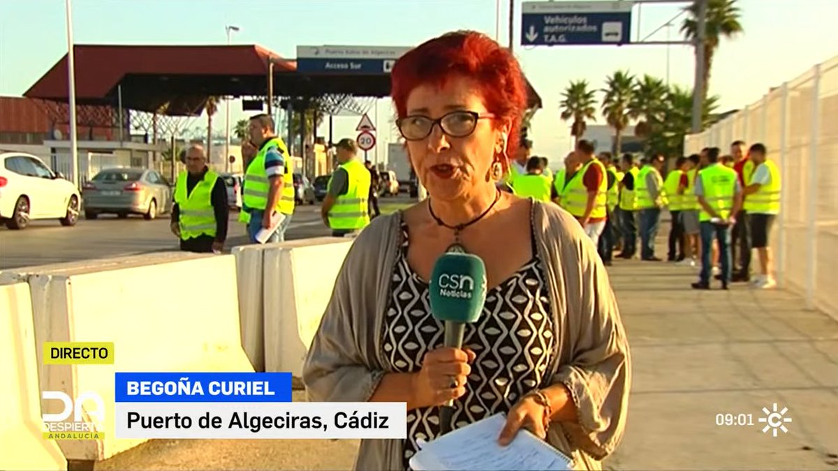 DespiertaCSur's tweet image. Nos detenemos, en @DespiertaCSur, @canalsur, en la nueva huelga de camioneros en el puerto de Algeciras. Nos informa @BegoaCuriel. Denuncian largas horas de espera para cargar que no les pagan: espera sin servicios, esto es, sin agua, sin poder bajar del camión. @CSurNoticias