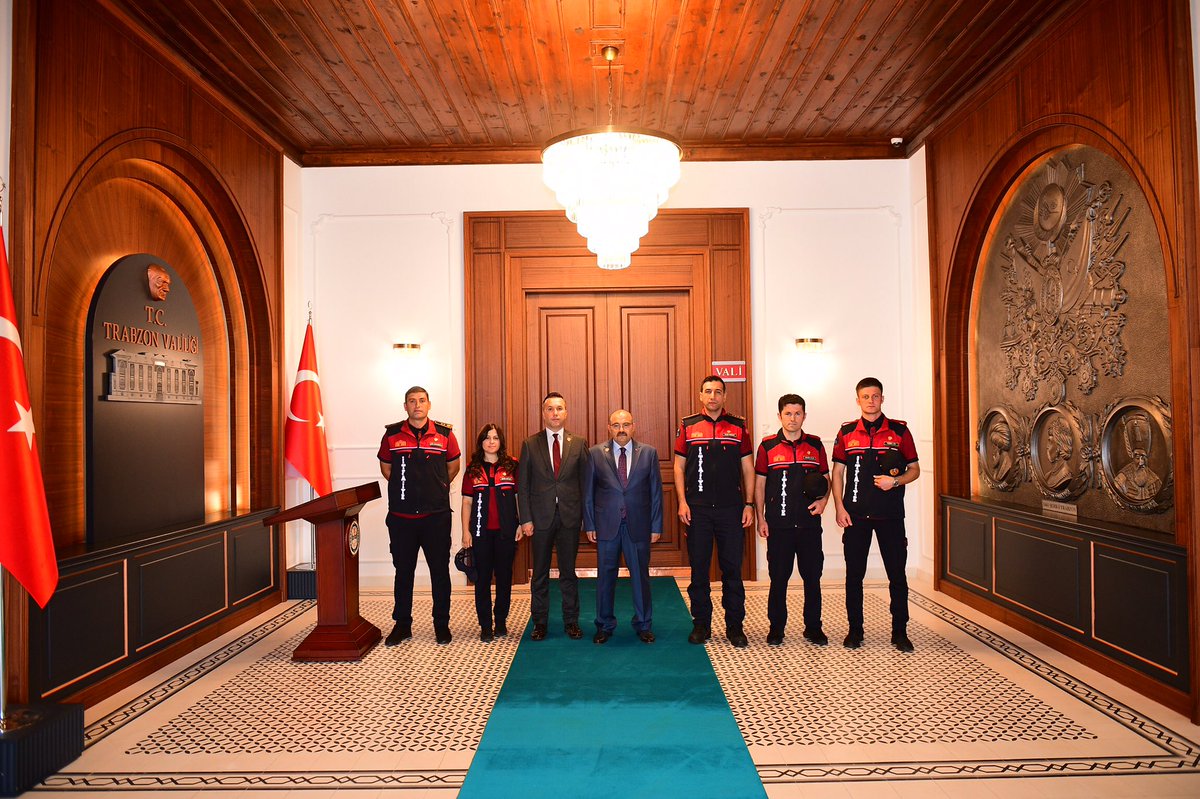 25 Eylül – 1 Ekim tarihleri arasında kutlanan “İtfaiye Haftası” dolayısıyla Trabzon Büyükşehir Belediyesi İtfaiye Daire Başkanı Mehmet Olcay Bal ve beraberindeki itfaiyeciler, Valimiz İsmail Ustaoğlu'nu ziyaret etti.