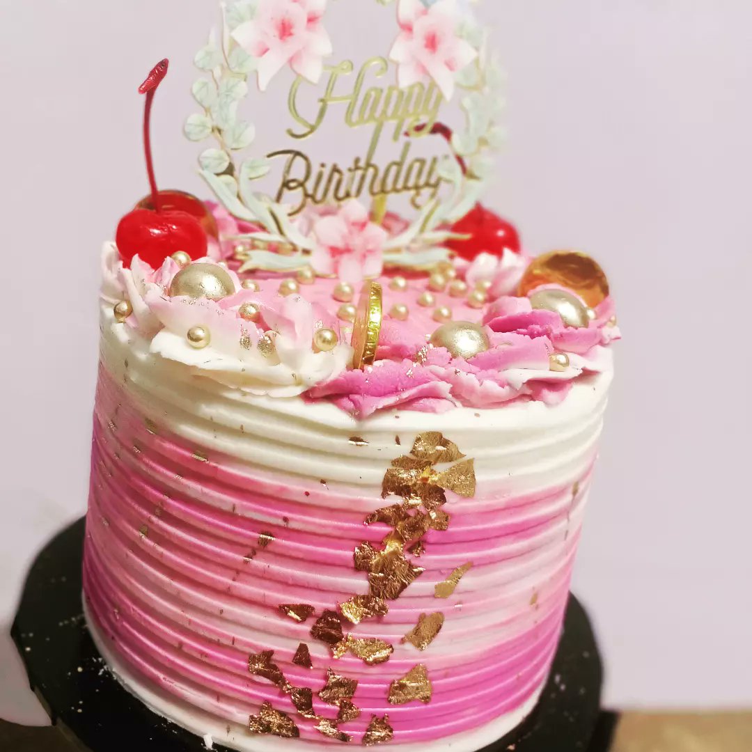 shukreedkitchen's tweet photo. @pst_iren I am Adedeji Shukurah, a 400 level Nutrition and dietetics student of FUNAAB. I am a baker in Ibadan. Specialized in the making of celebration cakes, pastries and snacks. 
Fb: Shukreed's kitchen 
IG : _shukreedkitchen_
@pst_iren https://t.co/RiNuk1eq8c