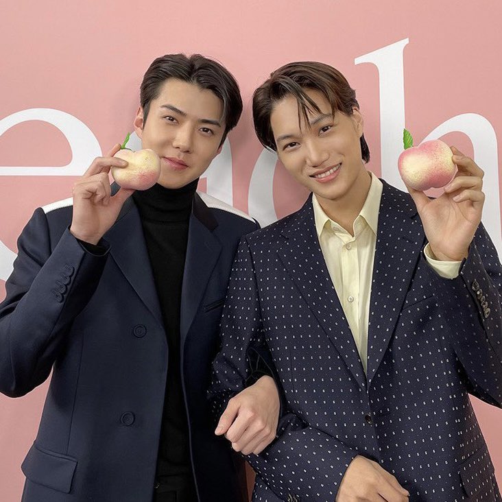 hourlySKY's tweet photo. the way sehun linked his arm around minseok and jongin’s🥹🫶🏻 https://t.co/cByg37ynCm