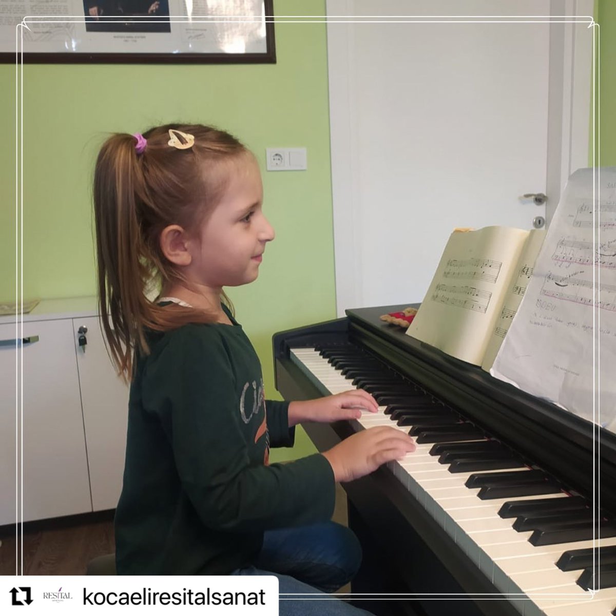 Haftaya güzel bir gülümseme ile başlayalım :) 
Müzik, ruhun gıdasıdır.

İyi Haftalar 💜
#kocaeliresitalsanat #mendelson #müzik #sanat #iyihaftalar