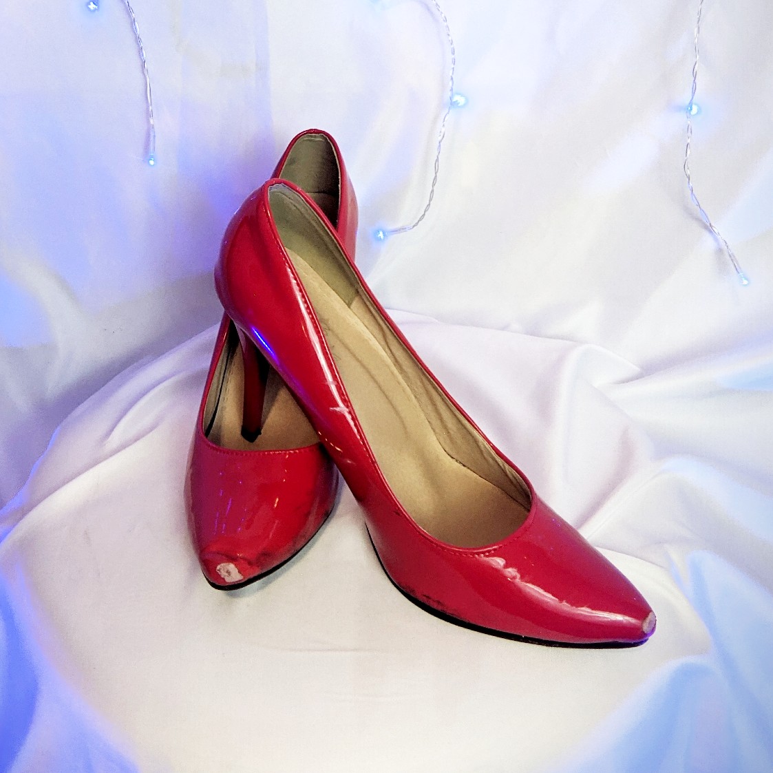 heycassplay's tweet photo. smelly size (US Women size 12) shiny PVC Red cosplay stilettos up for grabs!
US Mens size 10 (from a cis-woman)
US Woman size 12 (from a 5'10" woman) https://t.co/xr0fGu73tL