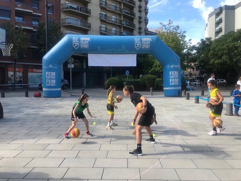 RTGirona's tweet photo. Gran matinal d’esport femení, el que es va viure ahir diumenge a la “plaça del lleó”, la RT Girona va poder participar en la 10a Jornada d’esport femení de Girona. Volem agrair la participació dels clubs; CB FARNERS, CB BANYOLES, FD CASSANENC, CESET i VEDRUNA GIRONA. https://t.co/IHnCZ8592f