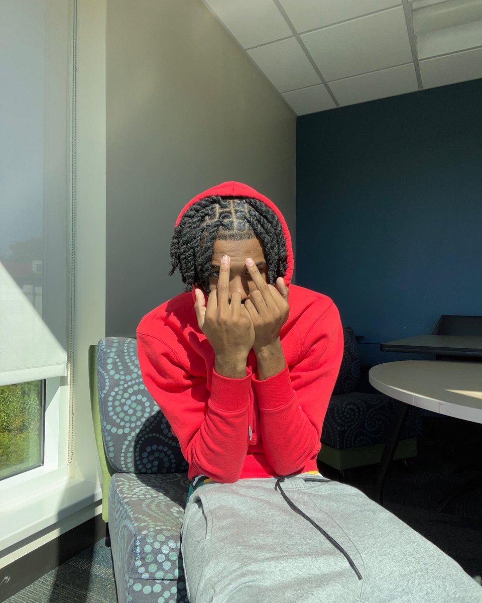 Sheluvpablo's tweet photo. Snap back to reality 🤧 https://t.co/xQAV64D79M
