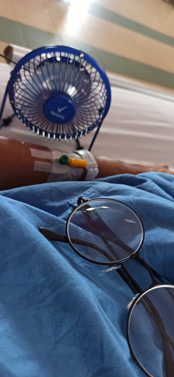 Kazuka_ch's tweet image. my surgery was postponed twice, their priority is for the emergency case and today patient is someone who have bleeding on their head. so, my turn is probably tomorrow, hopefully there's no emergency case 🥲. my mom bring me my mini fan today 😆
#surgery #tibianail