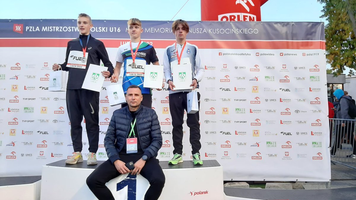 ADraczynski's tweet photo. Kolejny Złoty Medal w tym sezonie mojego zawodnika😊 Tym razem
Kacper Zdzyniecki zostaje Mistrzem Polski na dystansie 2000m w Kategorii U16 w Lublinie👌 https://t.co/e1oYZr5hIm