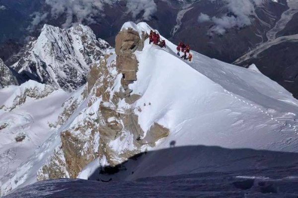 EverestToday's tweet photo. Over 10 injured, 2 critical in Manaslu avalanche. More: https://t.co/udA95GU1Pl https://t.co/26eVjPh98a