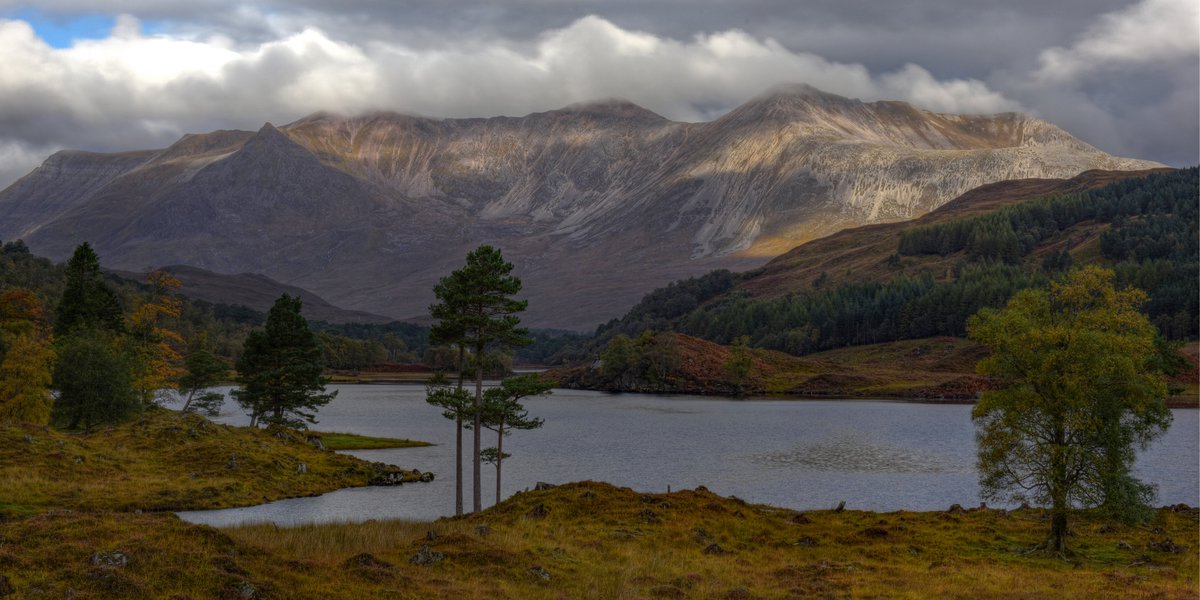 Torridon prepares for Autumn.
The glorious Beinn Eighe with the foreground of the Coulin Estate shows early signs of autumnal hues.
Wishing all a warm and cheerful week ahead.
🐾👣😊